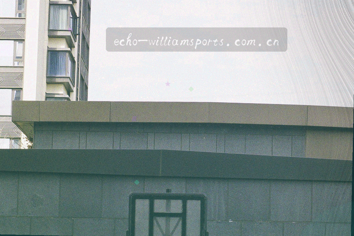 更衣室外走廊的灯光落在地面形成反光，冷调低饱和，画面空无一人